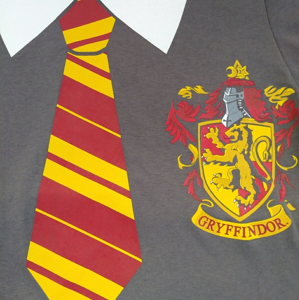 ⬇ Harry Potter Gryffindor Tee with Cape - Picture 5 of 6